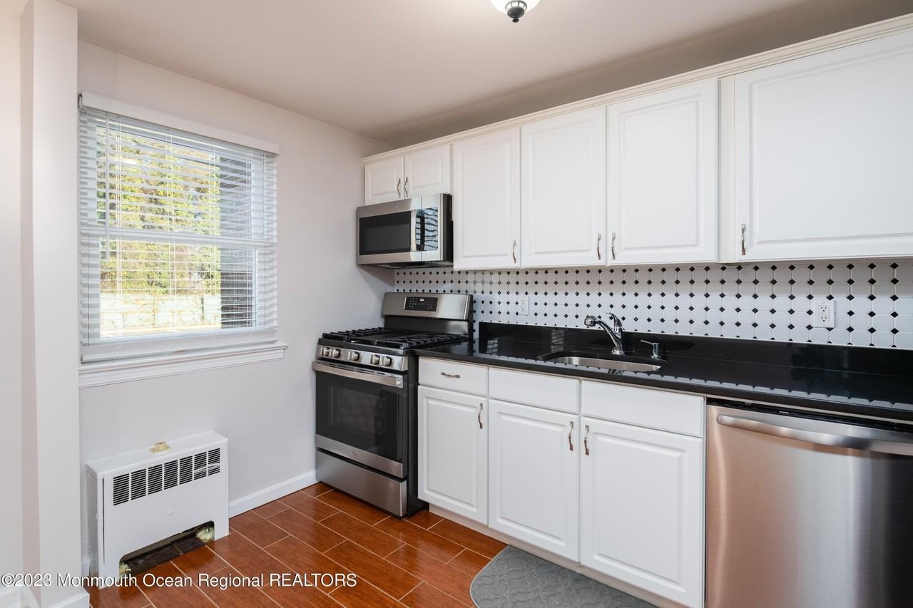 19 Manor Dr #202 - Photo 7 of 12