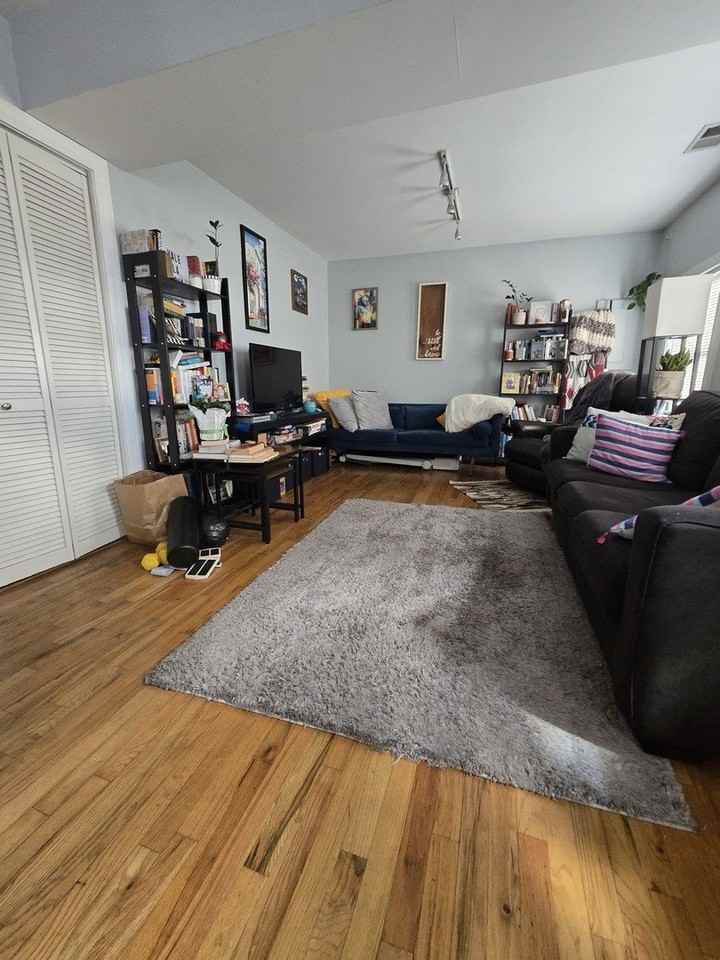 1321 W Grand Ave #4R - Photo 3 of 8