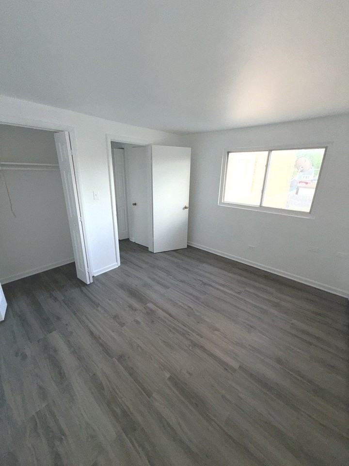 5139 W 79th St #2SOUTH - Photo 7 of 8