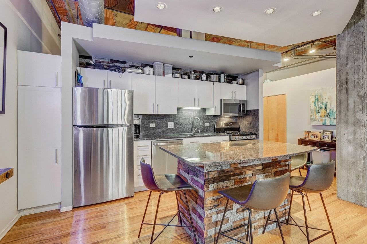 2342 W Saint Paul Ave #211 - Photo 3 of 15