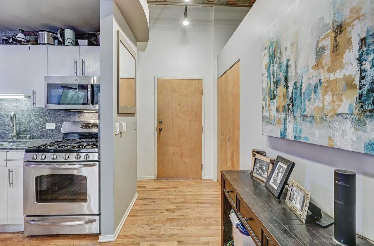 2342 W Saint Paul Ave #211 - Photo 4 of 15