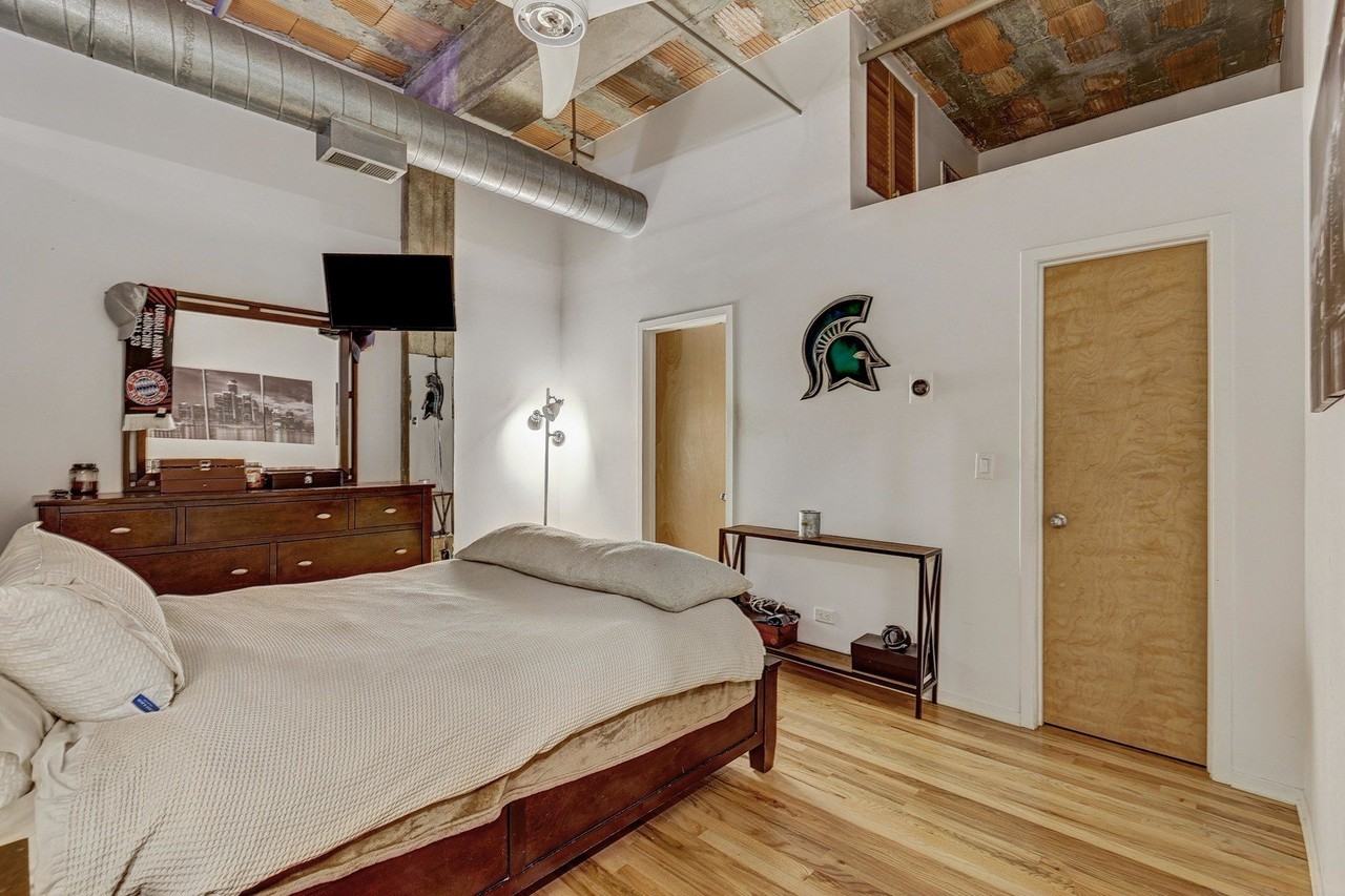 2342 W Saint Paul Ave #211 - Photo 5 of 15