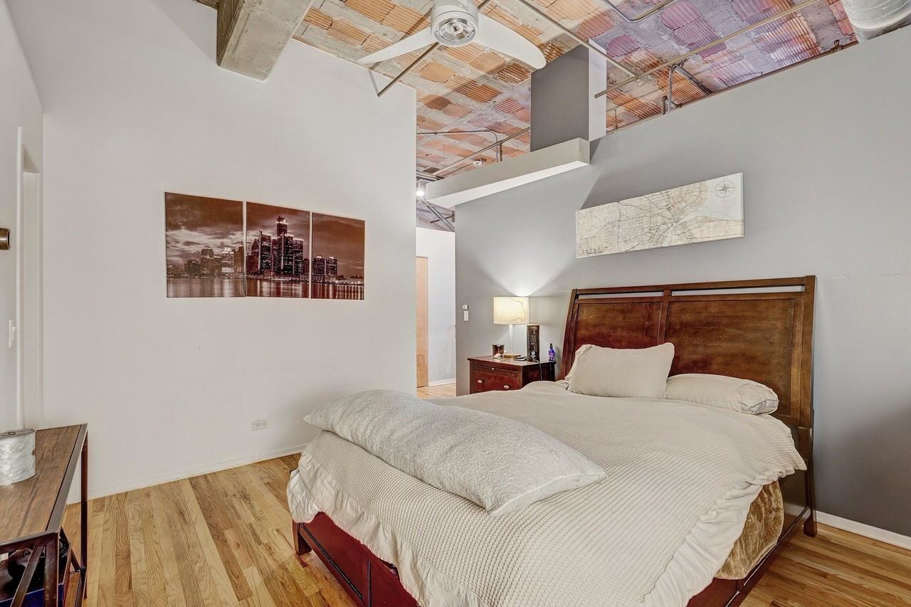 2342 W Saint Paul Ave #211 - Photo 6 of 15