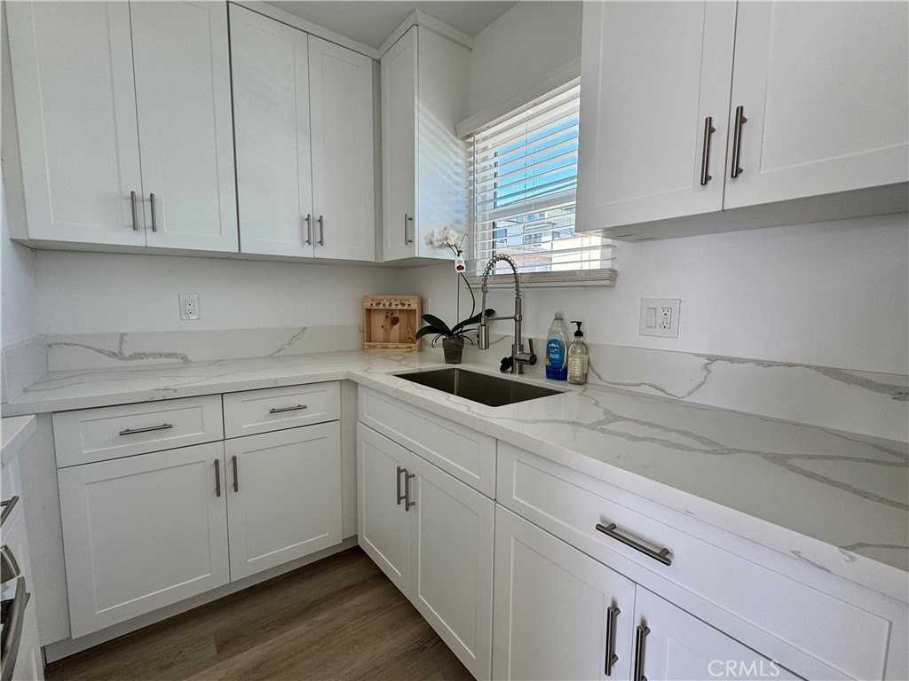 908 Manhattan Ave #D - Photo 3 of 12