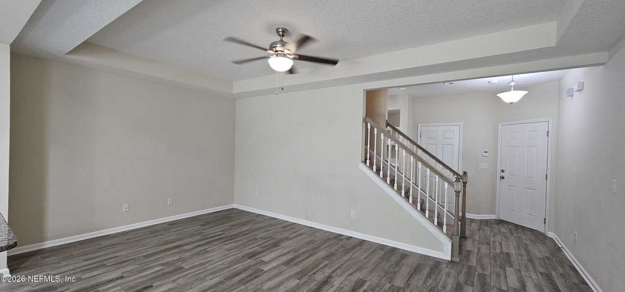 221 Richmond Dr - Photo 4 of 26