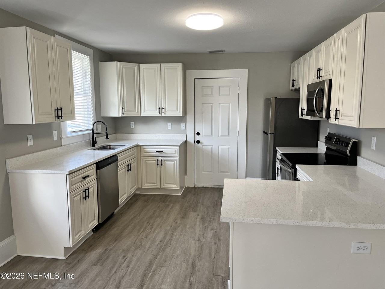 2105 Gilmore St - Photo 4 of 11
