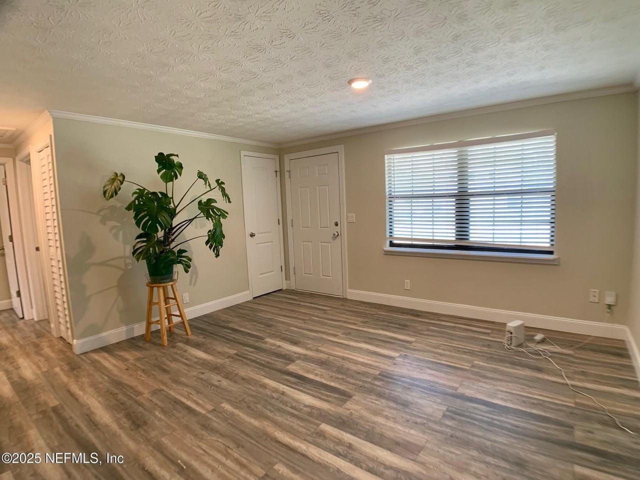 435 Sigsbee Rd - Photo 5 of 29