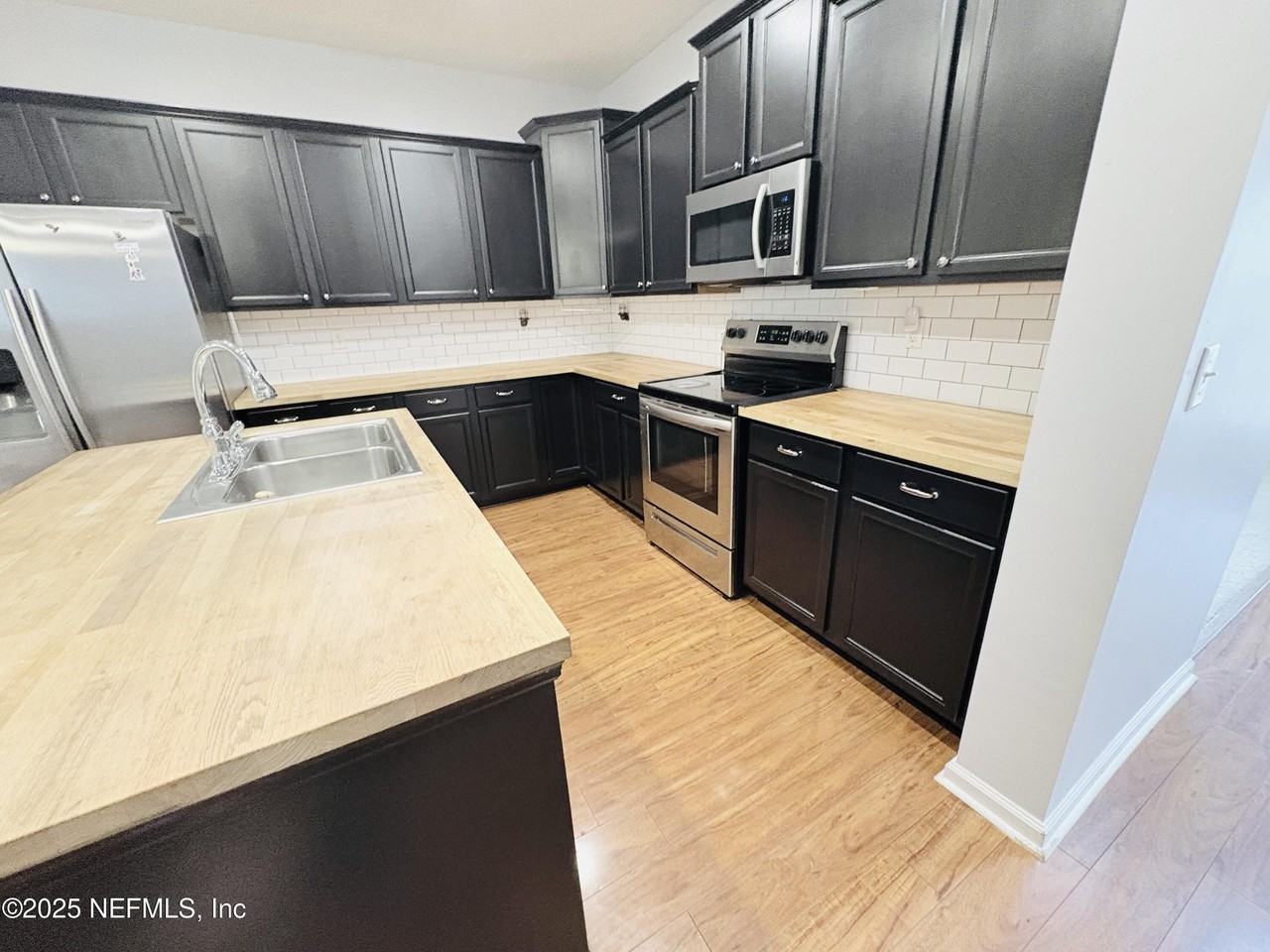 5950 Round Table Rd - Photo 3 of 19