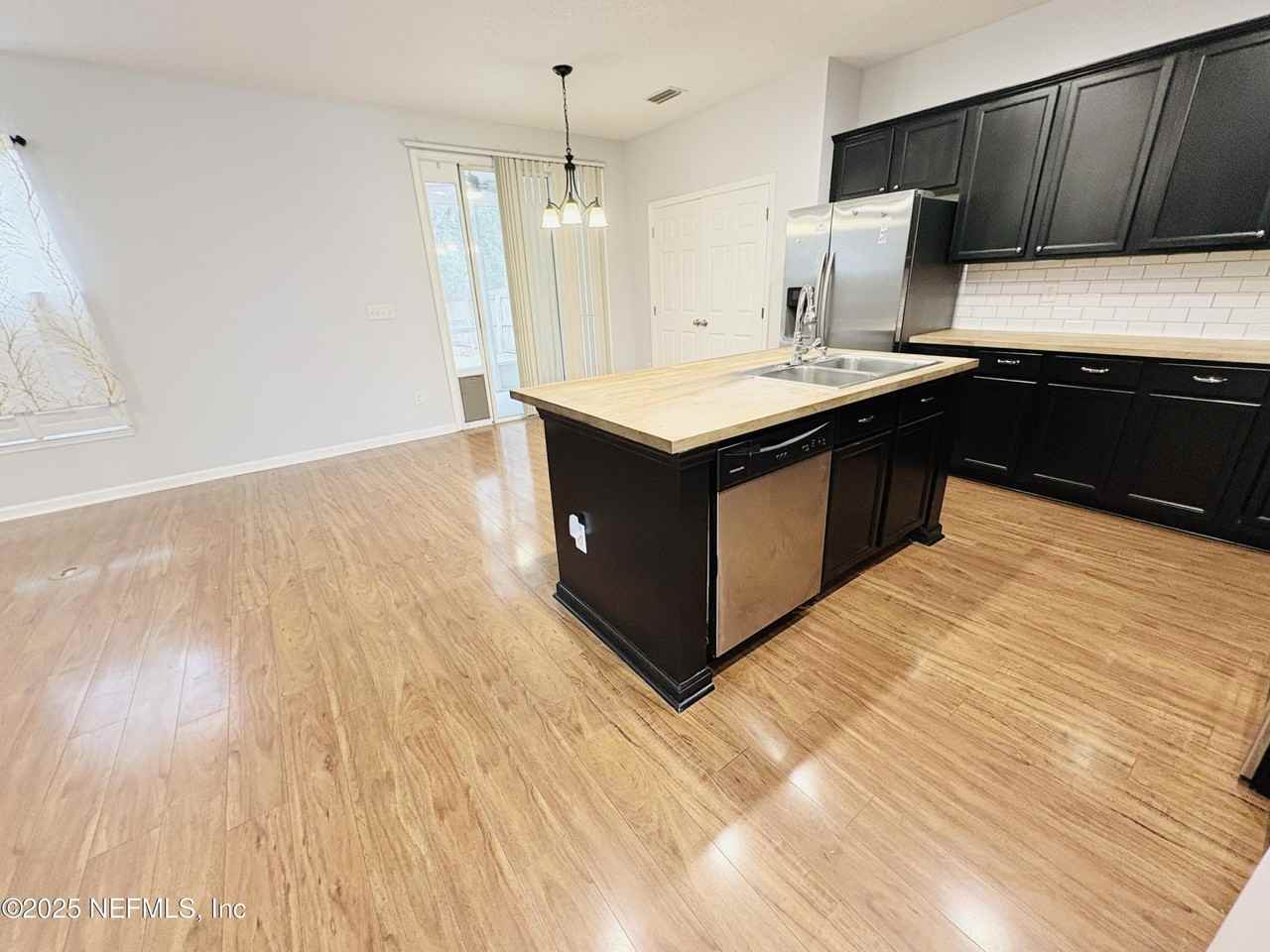 5950 Round Table Rd - Photo 4 of 19
