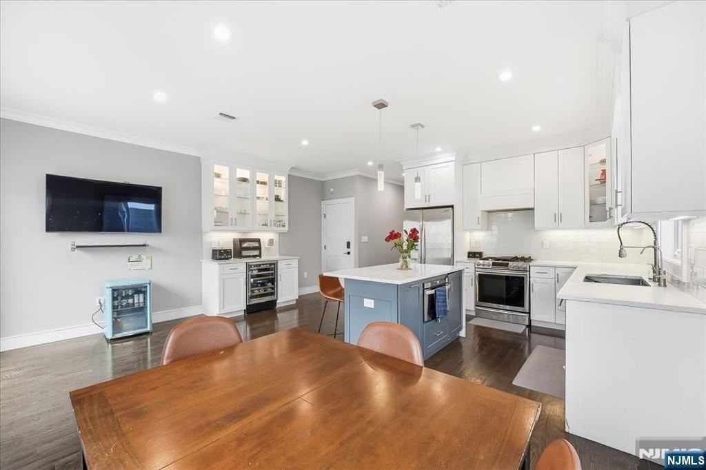 391 Lincoln Ave - Photo 3 of 41