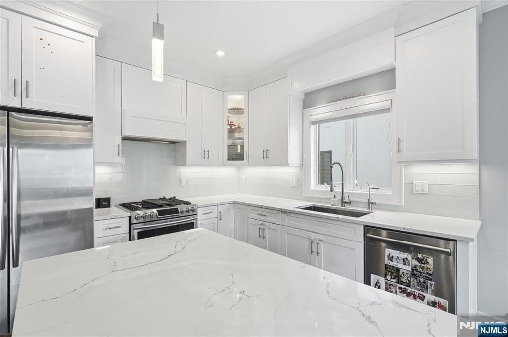 391 Lincoln Ave - Photo 5 of 41