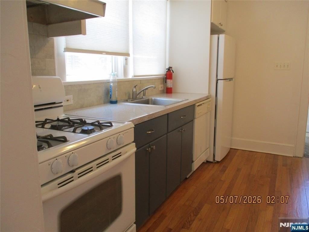 15-34 Parmelee Ave - Photo 3 of 9