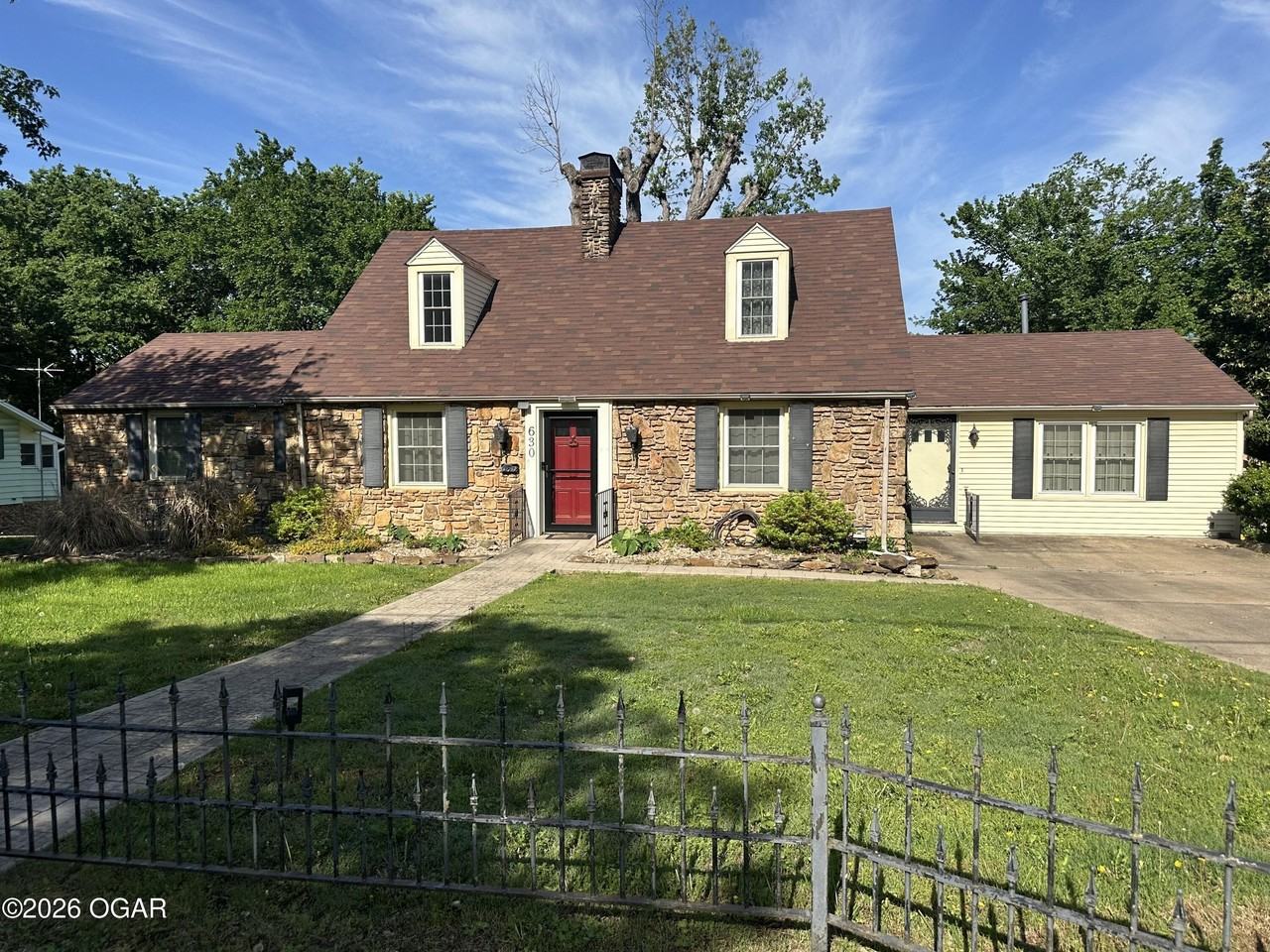 630 Oak Ridge Dr - Photo 2 of 27