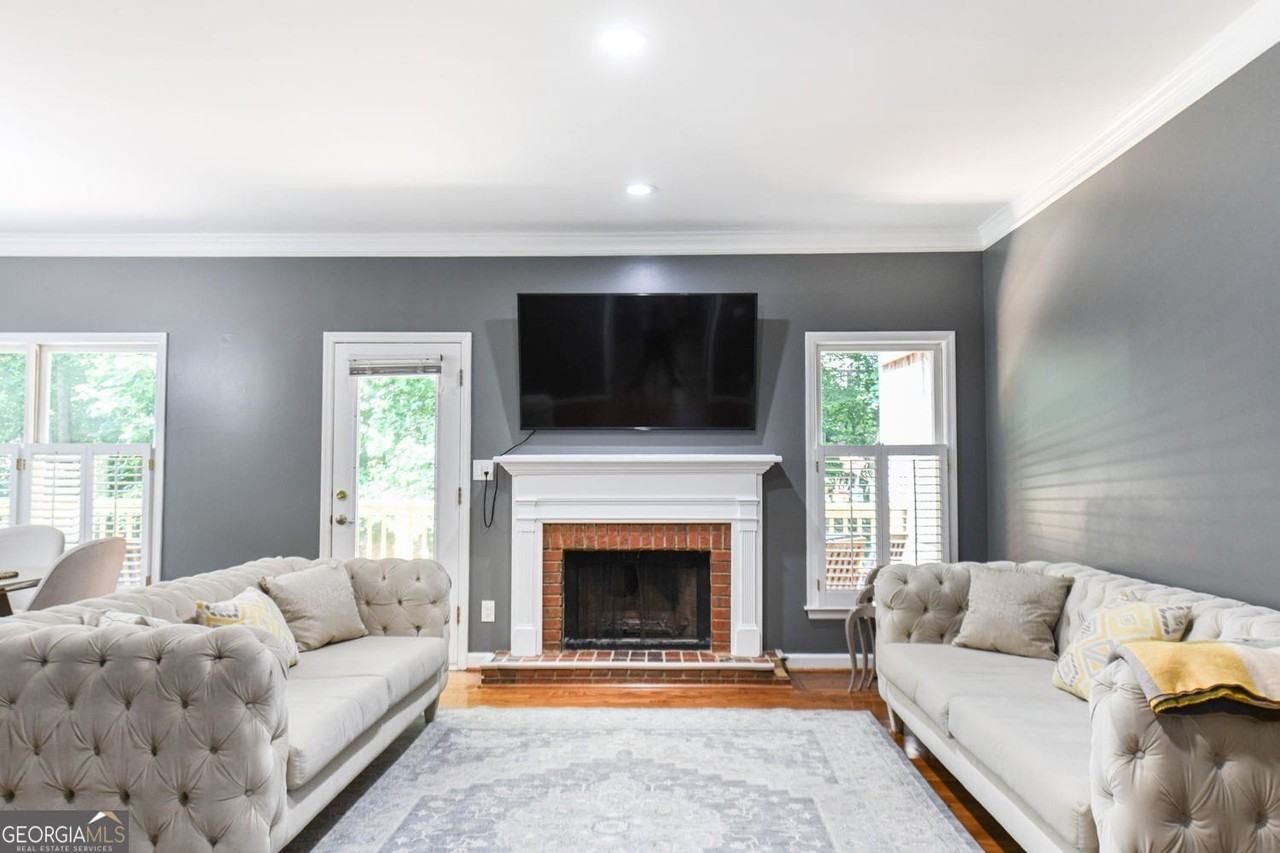 304 Bridle Path - Photo 3 of 33
