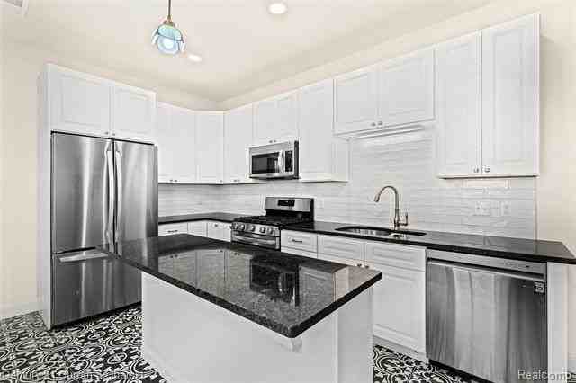 410 E Main St - Photo 4 of 10