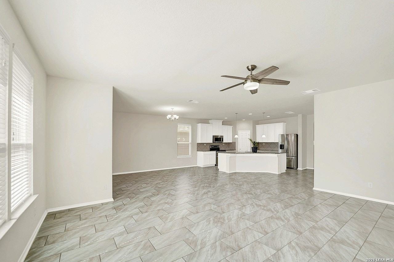 424 Landmark Fls - Photo 2 of 33