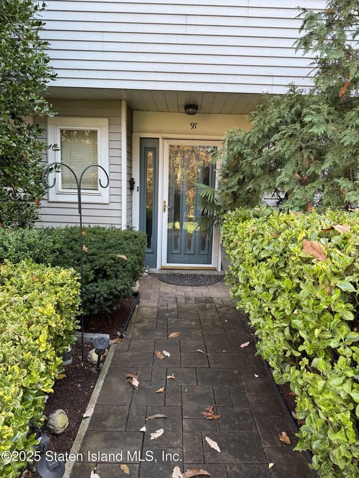 97 Commodore Dr - Photo 2 of 13