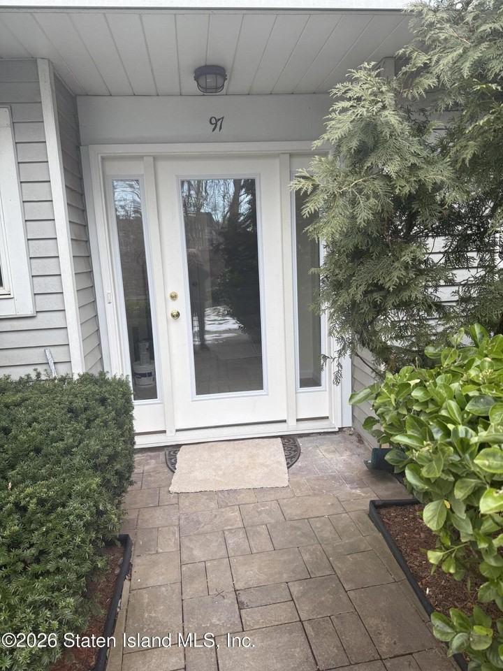 97 Commodore Dr - Photo 3 of 13