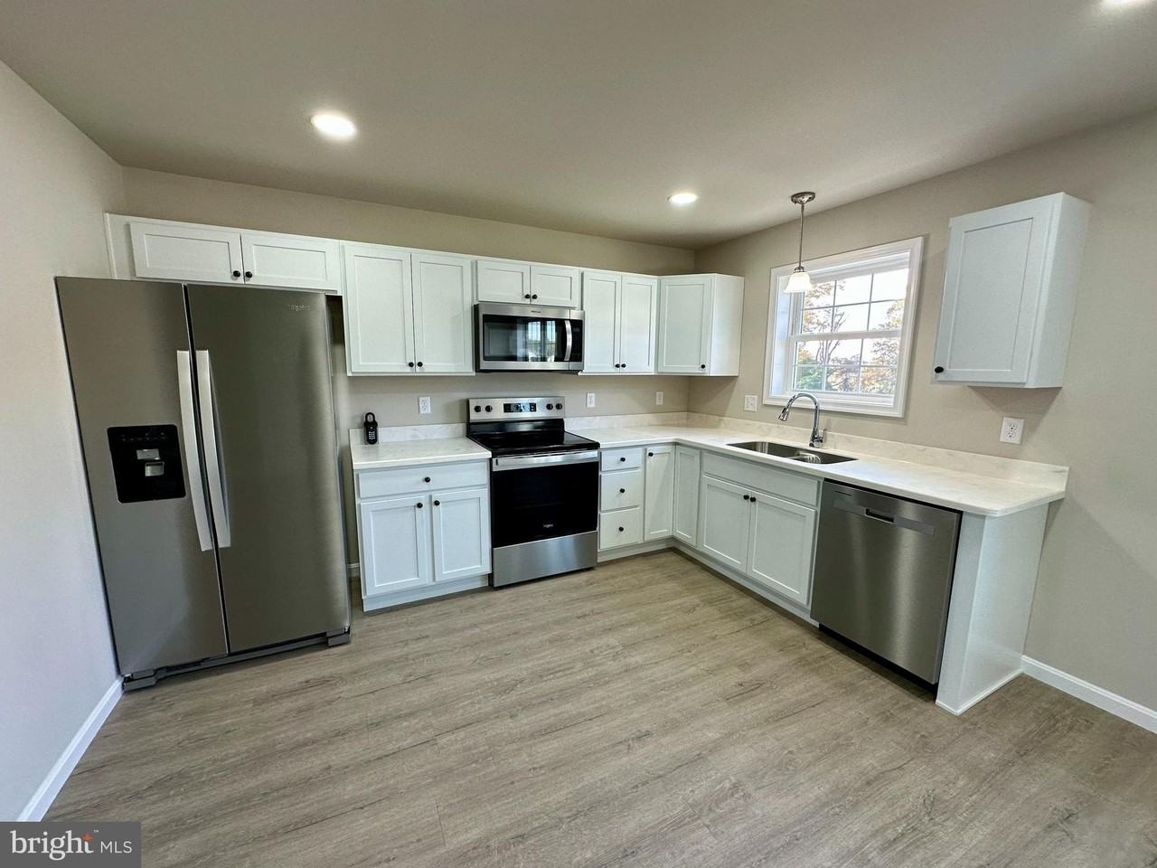 226 Rojan Rd - Photo 4 of 31