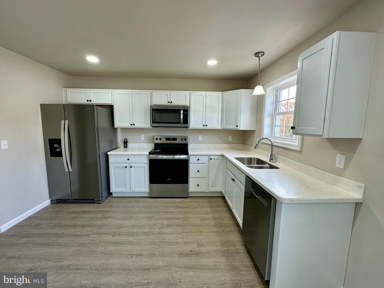 226 Rojan Rd - Photo 5 of 31