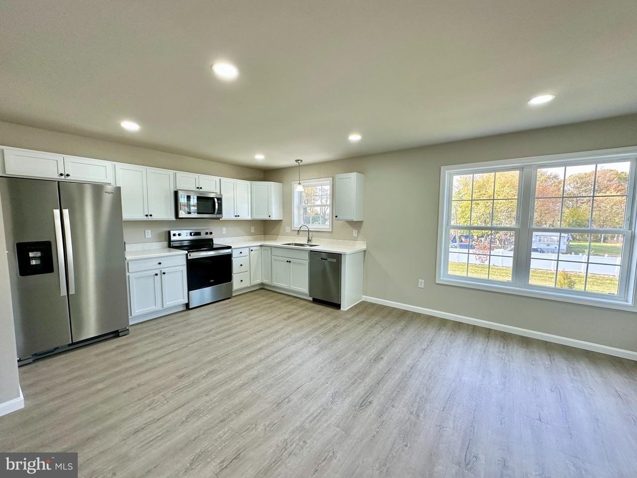 226 Rojan Rd - Photo 7 of 31
