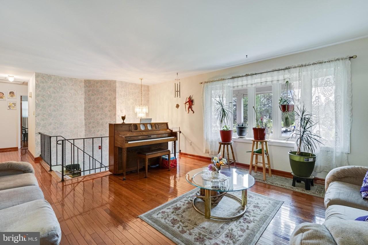 8050 Pomfret Rd - Photo 5 of 26
