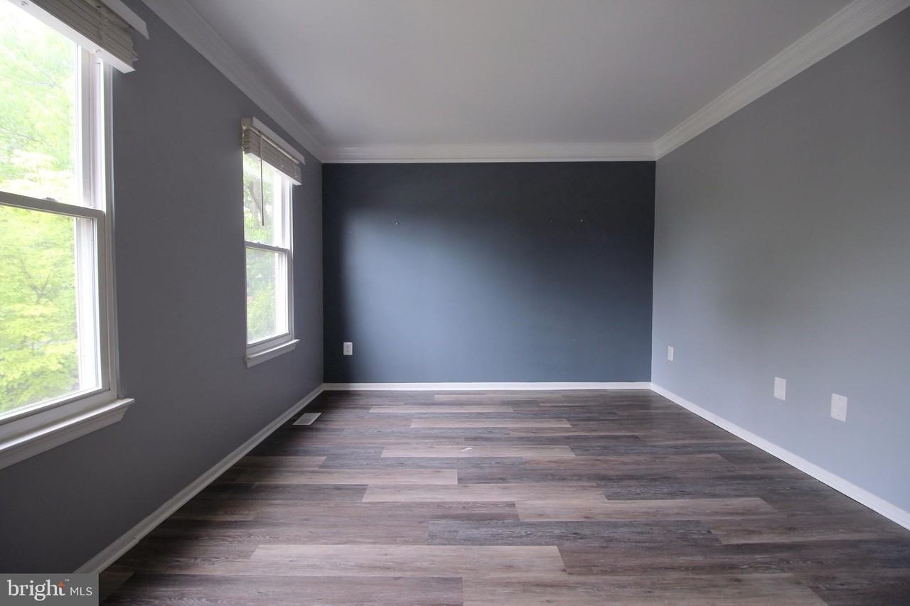 953 Ferndale Ave - Photo 4 of 30