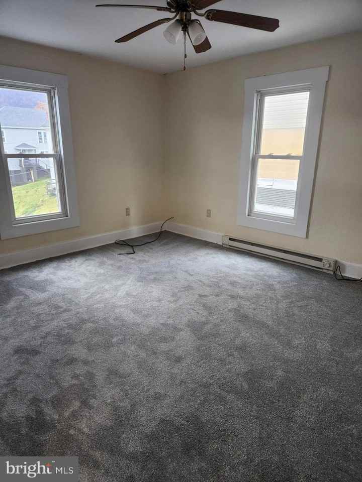 122 Spring St #B - Photo 2 of 8