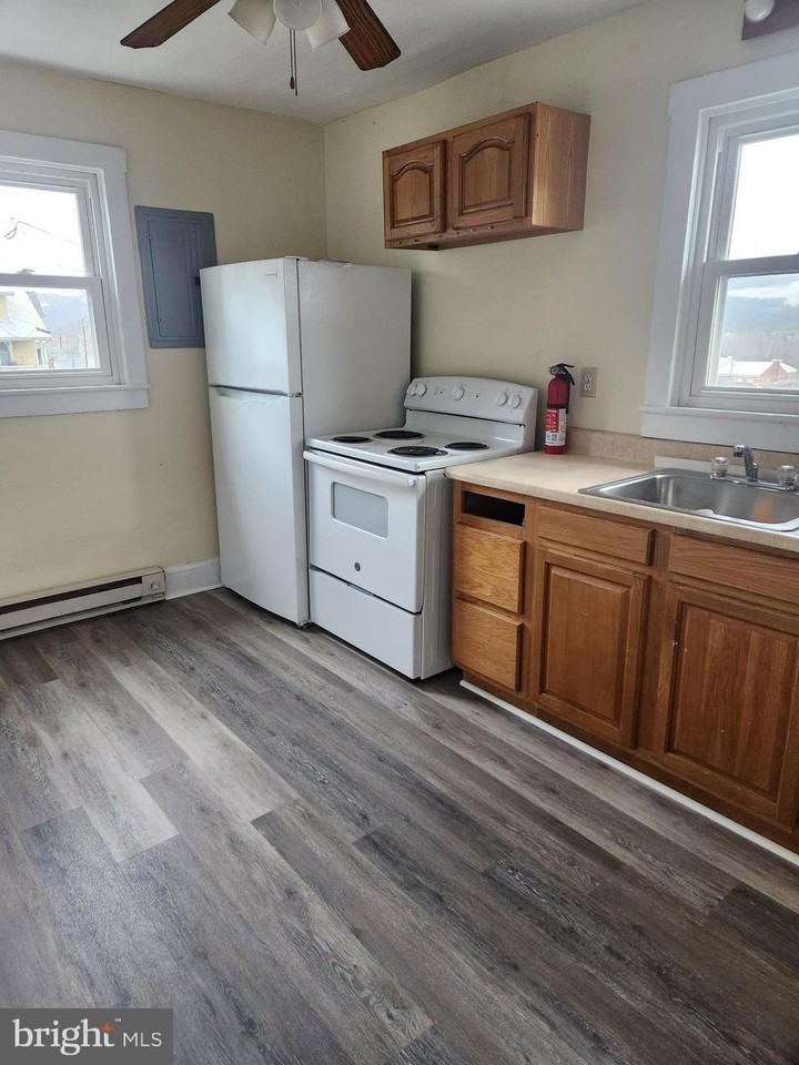 122 Spring St #B - Photo 3 of 8