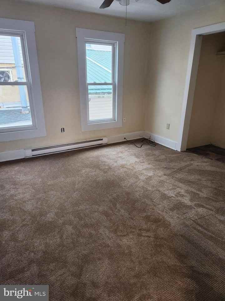 122 Spring St #B - Photo 4 of 8