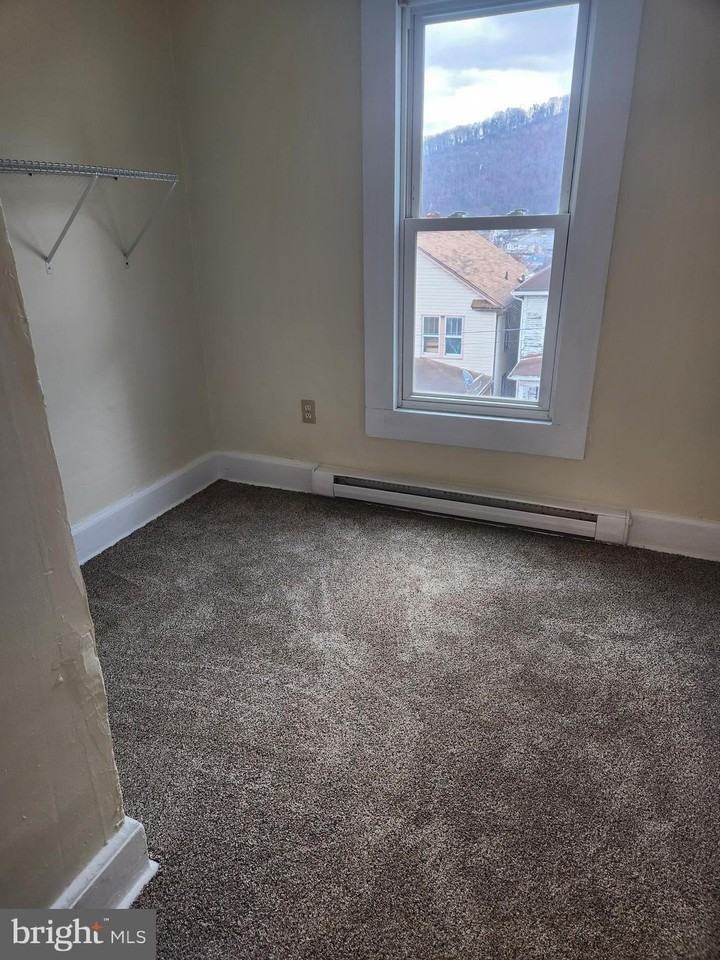 122 Spring St #B - Photo 6 of 8