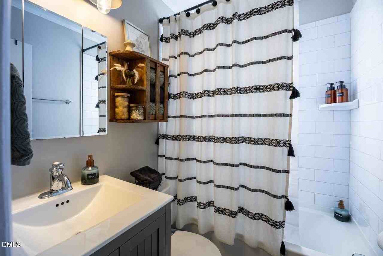 2333 Bernard St - Photo 5 of 17
