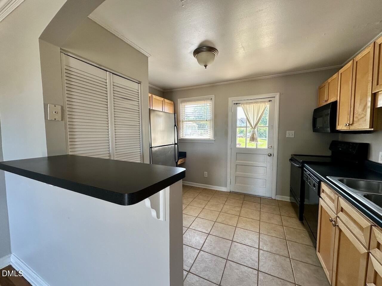 2333 Bernard St - Photo 6 of 17