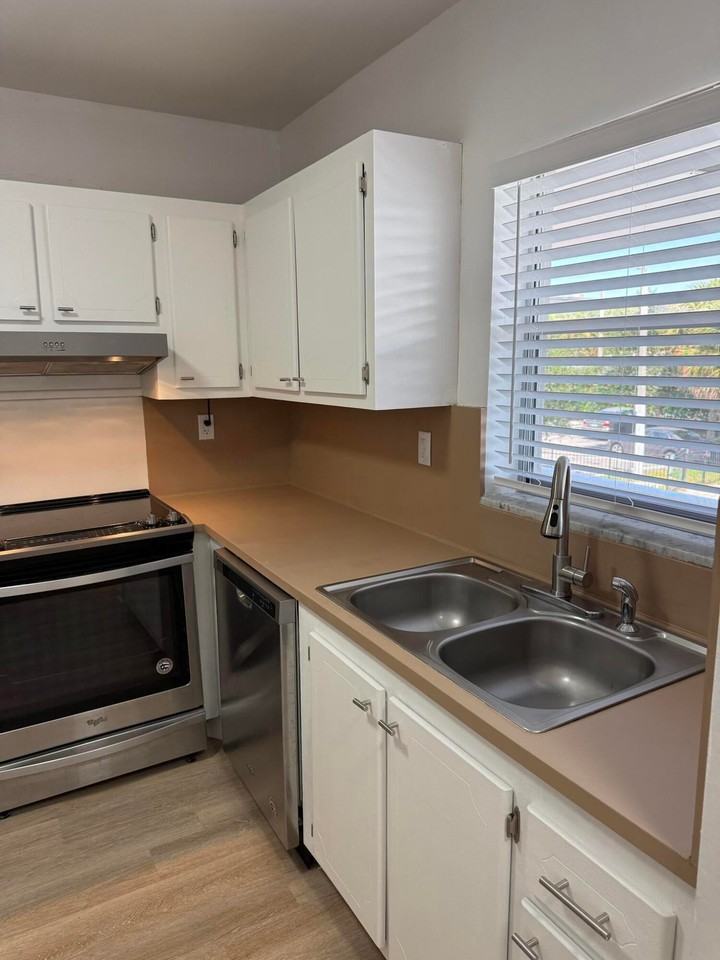 1400 Ne 55th St - Photo 3 of 24