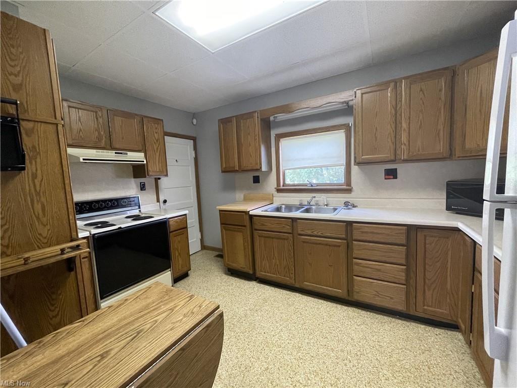 304 Dewey Ave - Photo 6 of 11