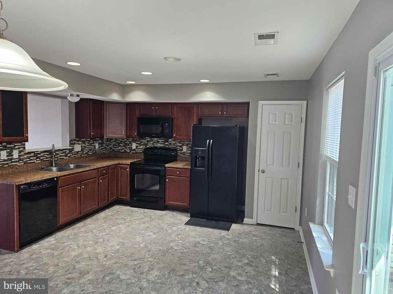 136 Checko Ct - Photo 3 of 13