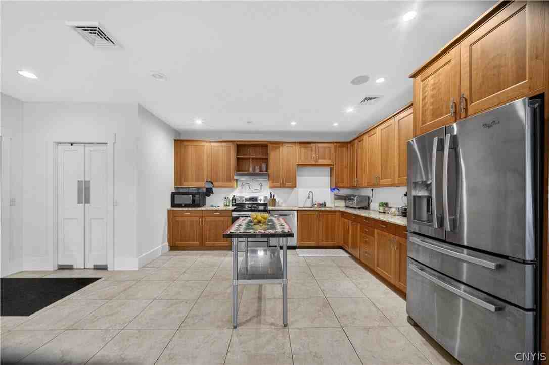 443 S Warren St - Photo 7 of 35