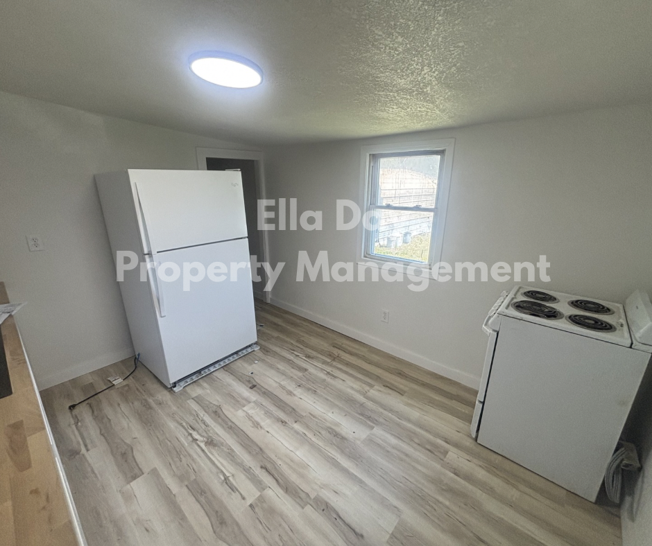 610 N Ash St #1 - Photo 4 of 5