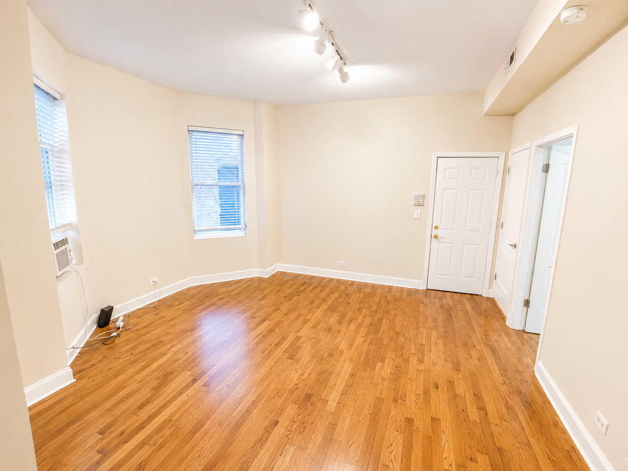 1411 West Erie Street ##3M - Photo 5 of 5