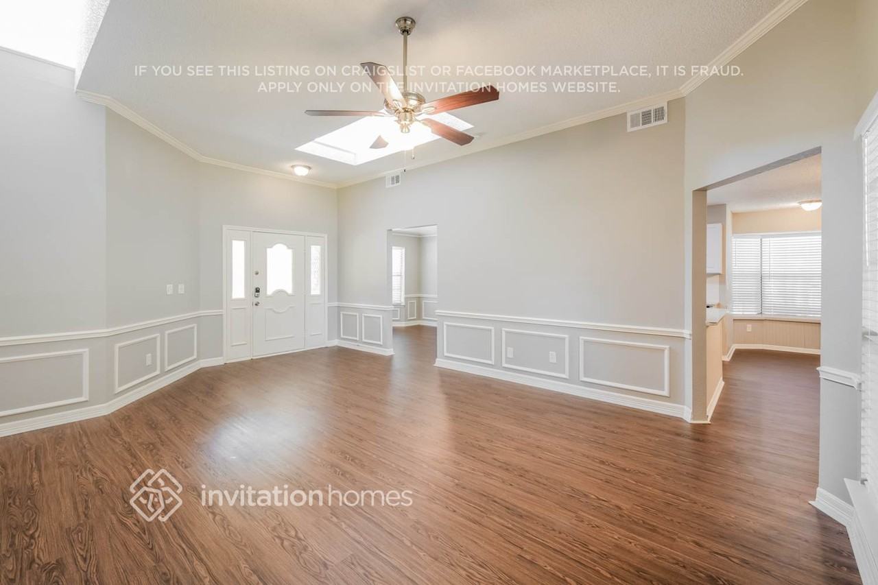 5221 Hollow Bend Ln - Photo 5 of 20