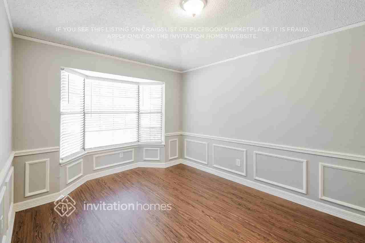 5221 Hollow Bend Ln - Photo 6 of 20