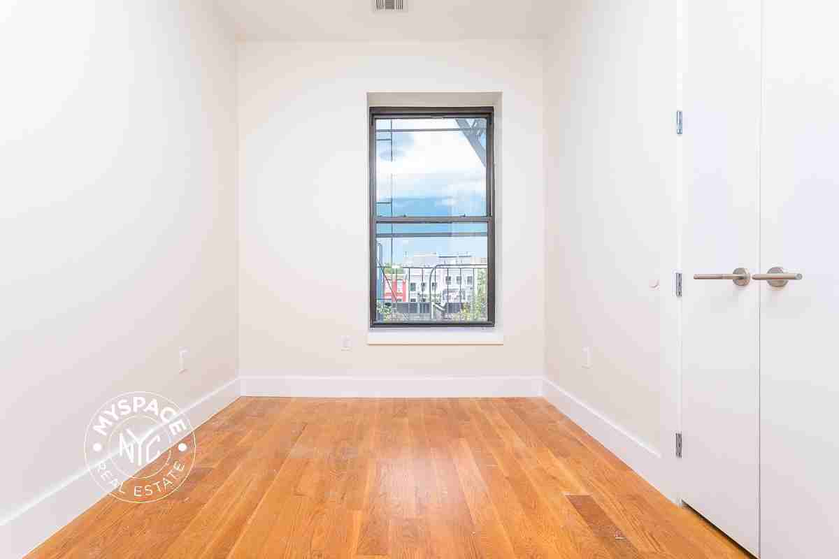 751 Dekalb Ave #1R - Photo 3 of 10