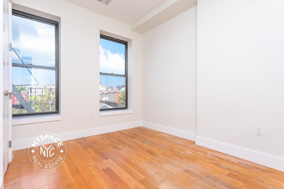 751 Dekalb Ave #1R - Photo 4 of 10