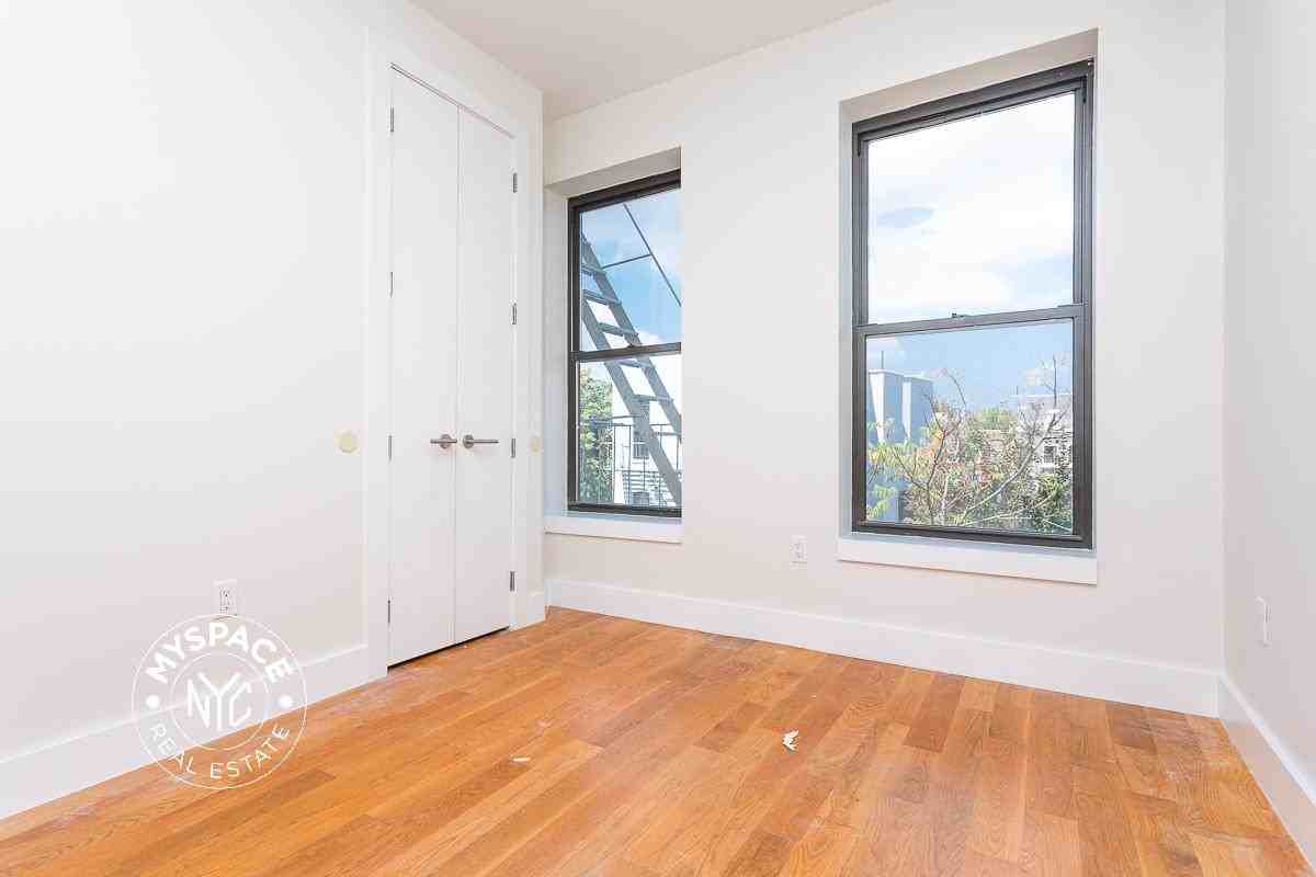 751 Dekalb Ave #1R - Photo 5 of 10