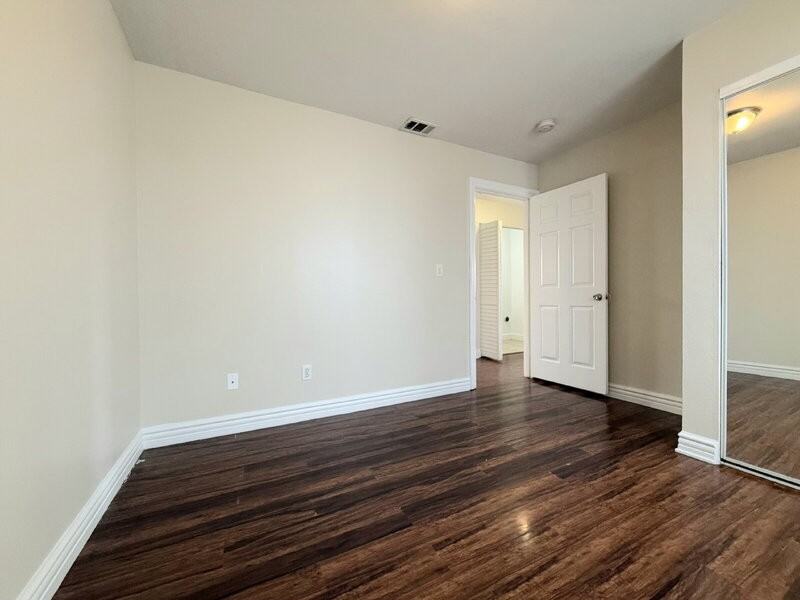 844 W 54th St - Photo 7 of 14