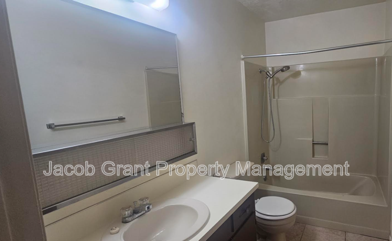 775 N Fanning Ave #2 - Photo 4 of 8