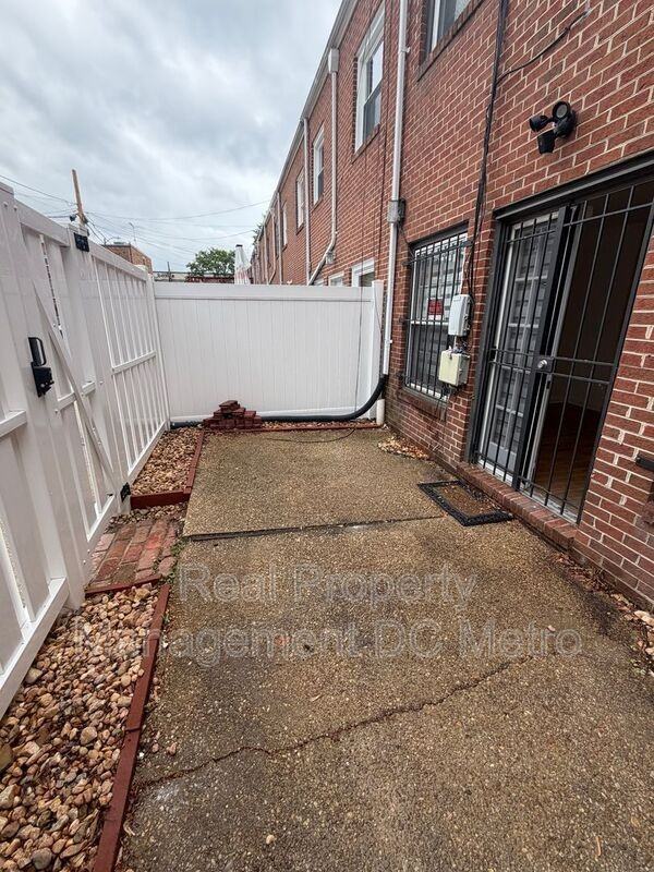 1406 Carrollsburg Pl Sw - Photo 2 of 20
