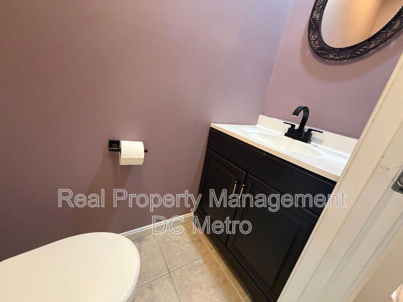 1406 Carrollsburg Pl Sw - Photo 3 of 20