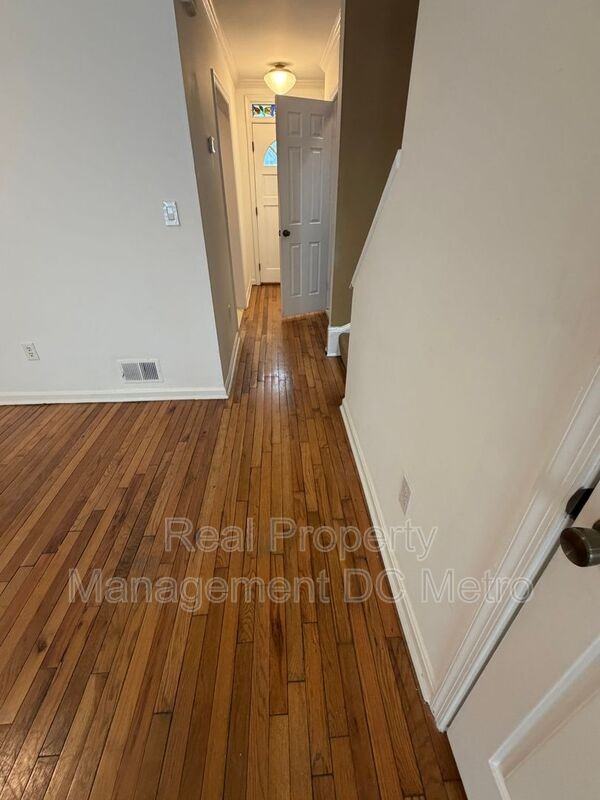 1406 Carrollsburg Pl Sw - Photo 4 of 20
