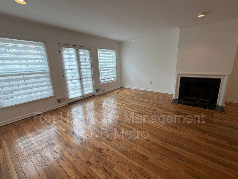 1406 Carrollsburg Pl Sw - Photo 7 of 20